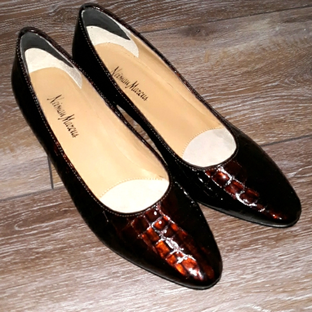 Neiman Marcus womens brown patent leather crocodile print heels. Size 8